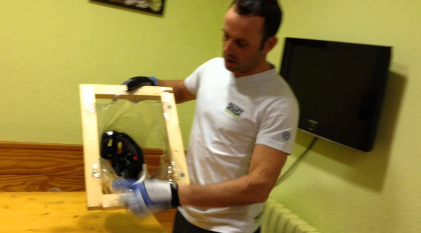 Biker bricomanía con Jose Antonio Hermida: cómo hacer una carcasa de plástico para cubrir el casco