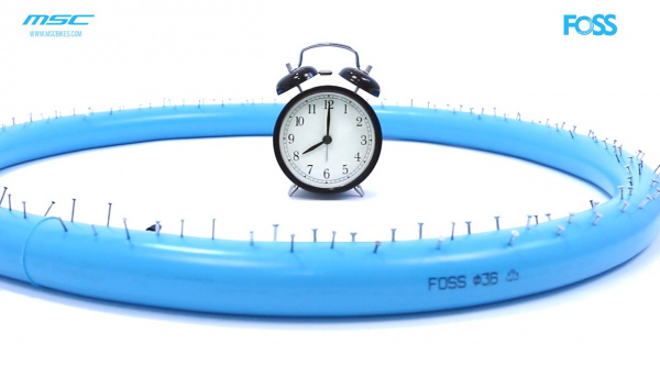 100 clavos para demostrar la resistencia de las cámaras Foss