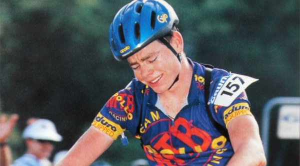 Cadel Evans entrando en meta en ese mítico día