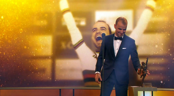 Nino Schurter recogiendo su premio