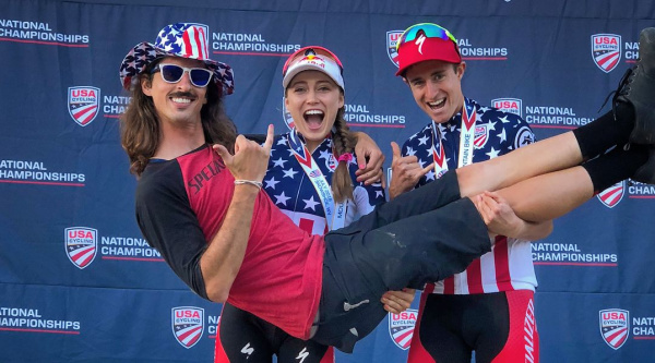 Brad Copeland con Kate Courtney y Howard Grotts en 2018