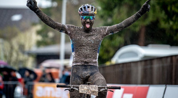 Lars Forster ganando