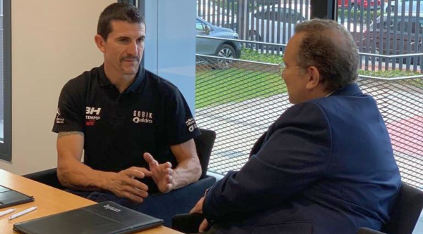 Carlos Coloma en la firma del acuerdo