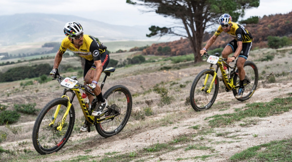 Nino Schurter con Lars Forster en 2019