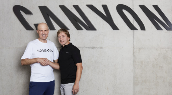 Escenificando el cambio de CEO en Canyon