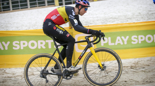 Wout van Aert con la Bianchi camuflada