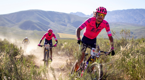 Lachlan Morton en acción