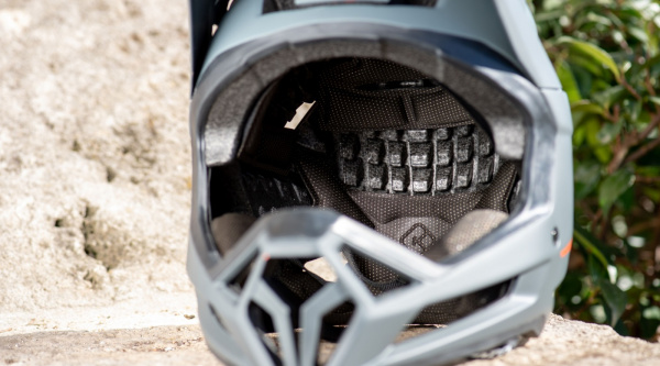 Casco Lazer Cage KinetiCore
