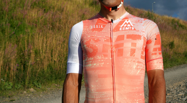 Ropa ESMTB creada por el Gobik Custom Service