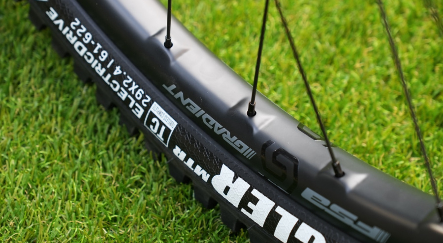 Test FSA Gradient i30 Carbon: ruedas «indestructibles» con resistencia de DH y precisión incluso en e-MTB