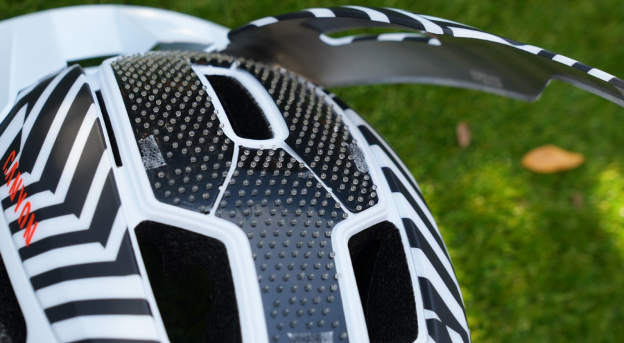 Probamos el casco Canyon Deflectr con su peculiar tecnología RLS de «rodamientos»