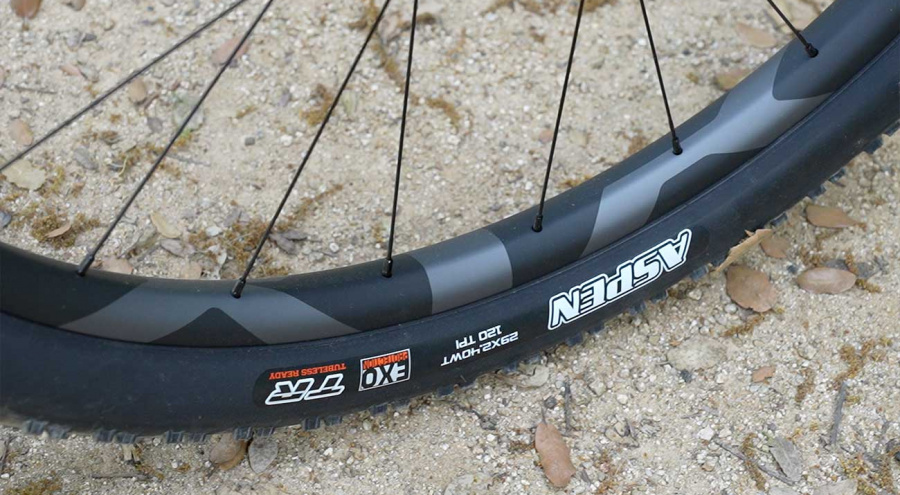 1.188 gramos reales y radios de titanio: probamos las nuevas ruedas Shimano XTR para XC