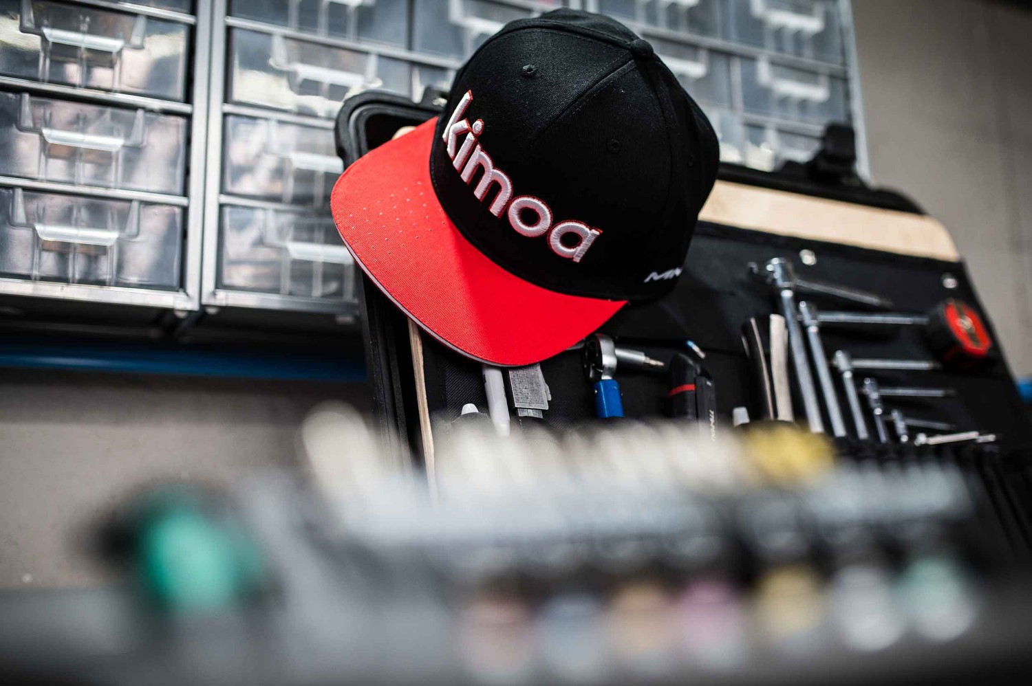 Una oración incrementar Inyección Kimoa, la marca de ropa de Fernando Alonso, se une al MMR Factory Racing  Team