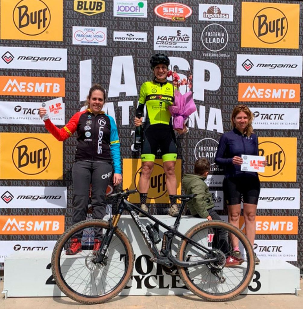 Podio femenio de la vuelta larga