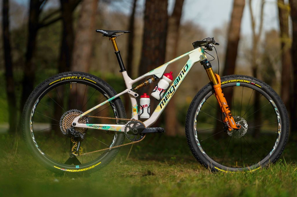 Esta es la Megamo Track R120 personalizada para la Cape Epic del equipo ...