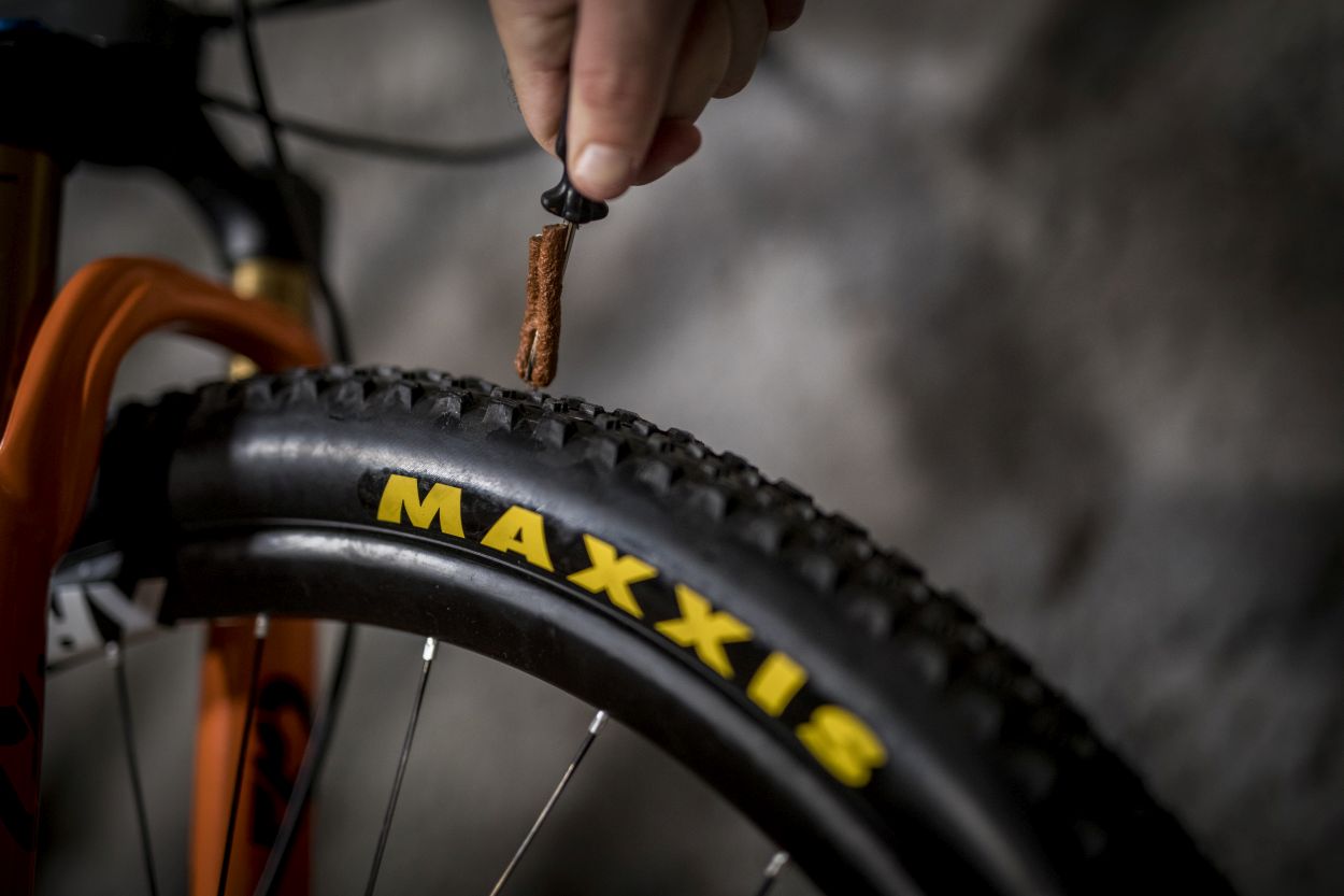 Cruda realidad ciclista montaña pinchazo rueda tubelizada y arreglo con  mechas 