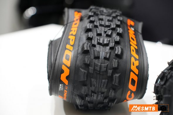 Neumáticos Pirelli en color naranja