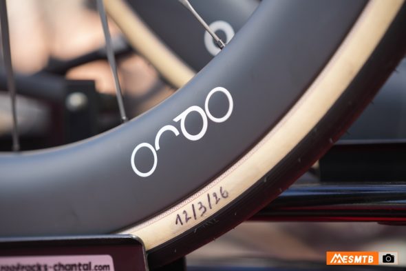 Oquo con radios de carbono